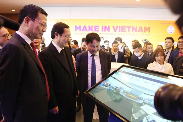 Bộ trưởng Bộ TT&TT Nguyễn Mạnh Hùng và các đại biểu tại Hội thảo, Triển lãm Make in Vietnam năm 2020.