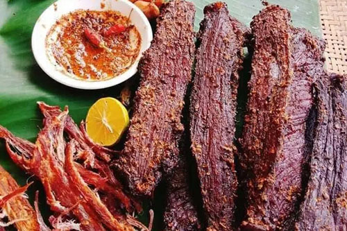 Dâu mới mua túi thịt trâu gác bếp biếu Tết bố chồng, chị chồng chê bai "hàng đểu", tức thì một tiếng đập bàn khiến chị ta chết điếng