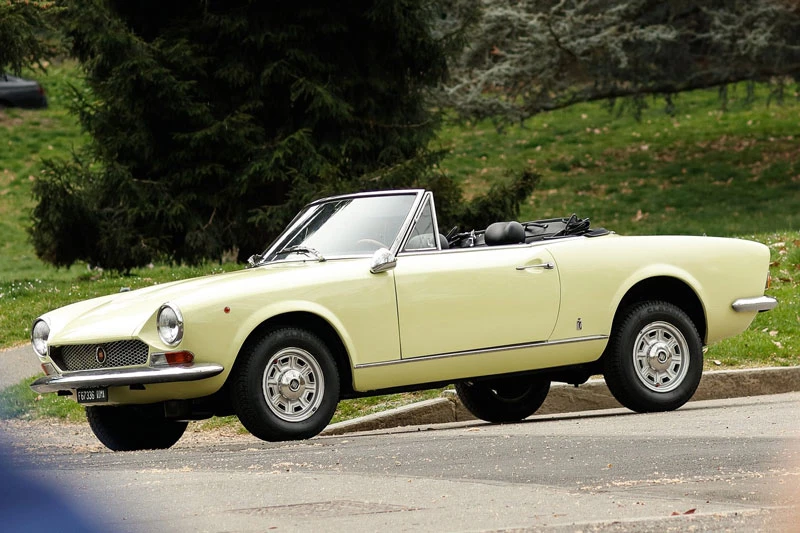 8. Fiat 124 Sport Spider.