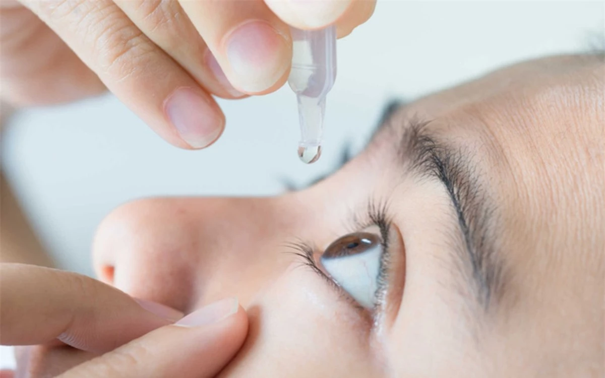 Dùng thuốc nhỏ mắt trước khi ngủ: Mí mắt không đóng hoàn toàn khi ngủ có thể khiến bạn cảm thấy khô mắt, mờ mắt, đỏ và có cảm giác khó chịu khi thức dậy.