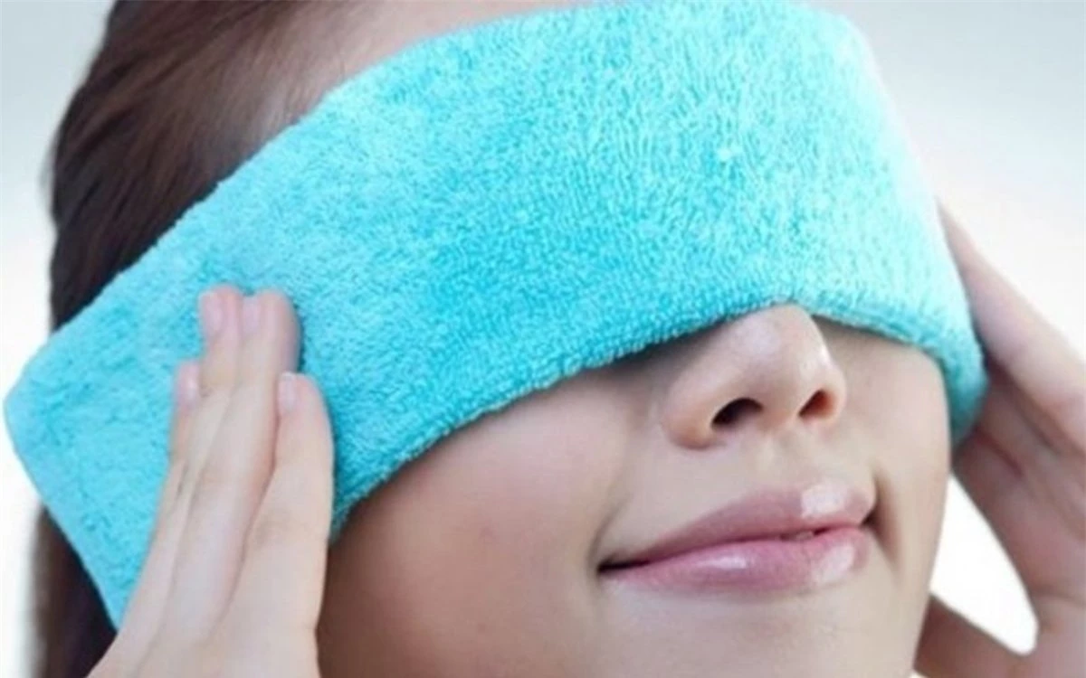 Chườm ấmở khu vực mắt trong khoảng 10 phút vào buổi sáng và buổi tối giúp làm giảm các triệu chứng khô mắt mạn tính.