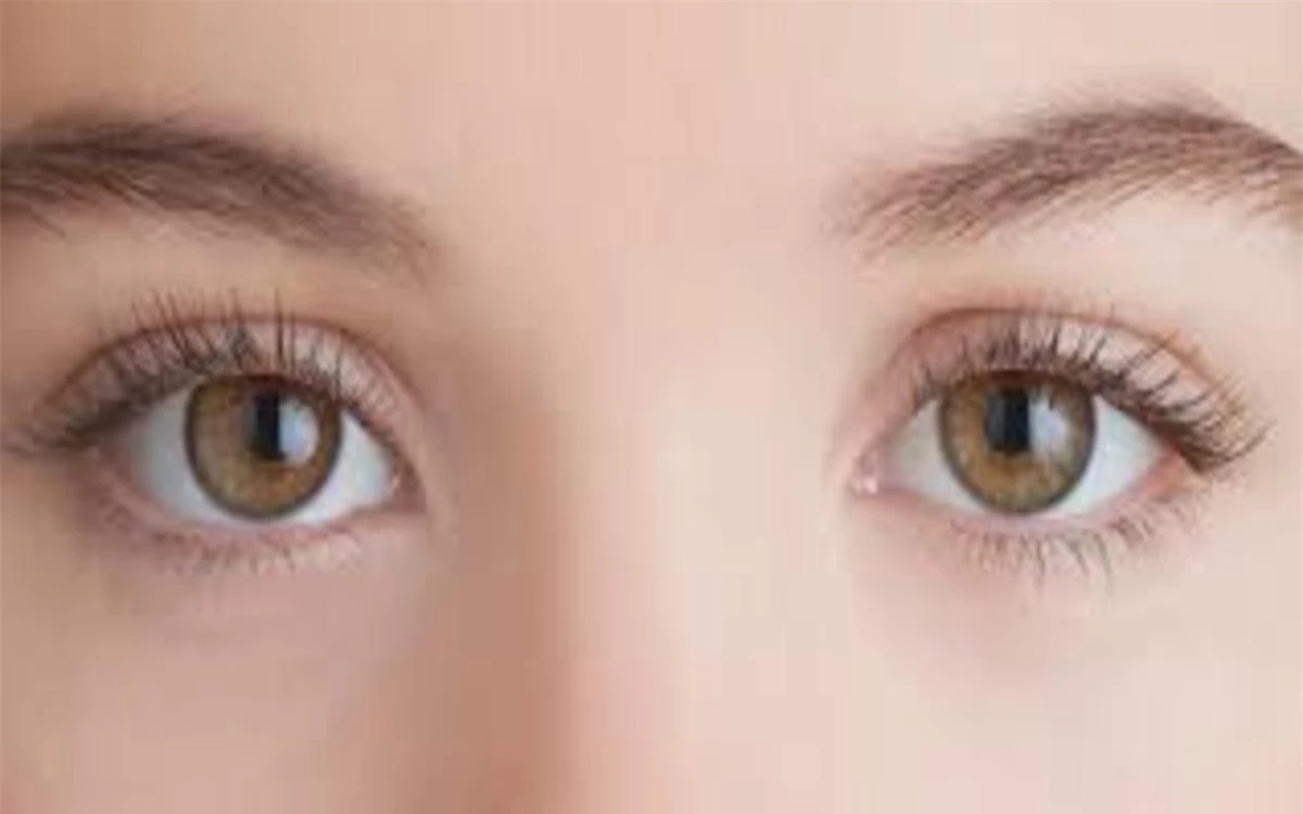 Rửa sạch mí mắt bằng nước ấm vào buổi sáng và buổi tối cũng có thể làm giảm các triệu chứng khô mắt mãn tính, loại bỏ vi khuẩn có thể gây viêm bờ mi.