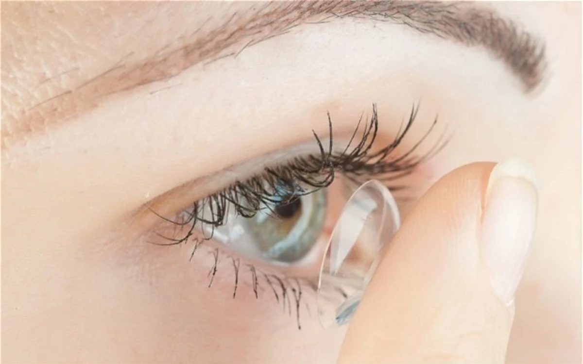 Tháo kính áp tròng trước khi đi ngủ: Việc đeo kính áp tròng khi đi ngủ có thể làm giảm lượng oxy mà mắt nhận được gây khô mắt.