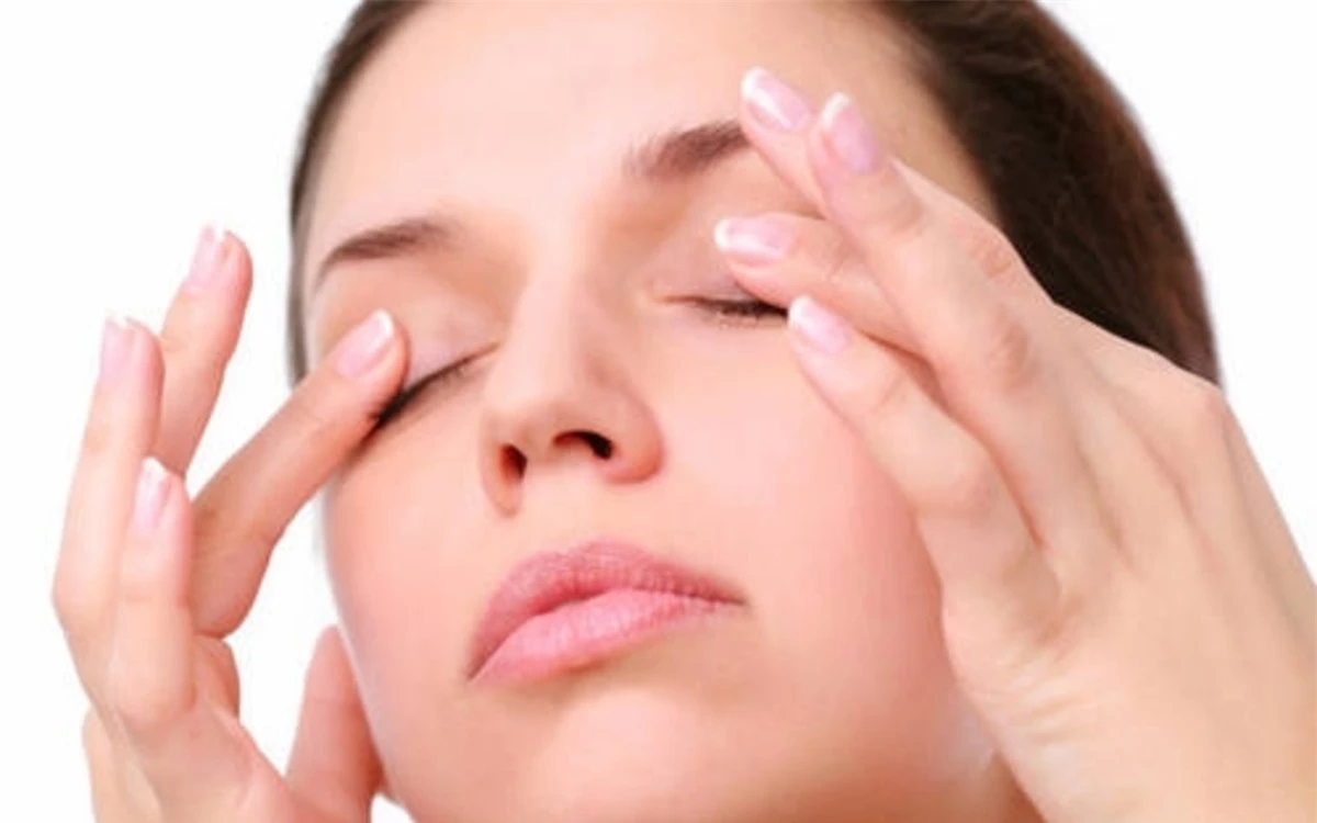 Massage nhẹ nhàng khu vực mắt trong vài phút để kích thích tuyến lệ và giảm khô mắt vào buổi sáng và trước khi đi ngủ.