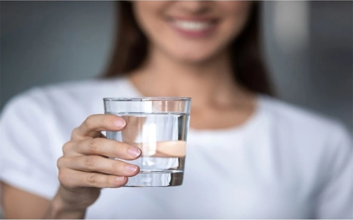Bắt đầu buổi sáng với một ly nước: Uống đủ nước và sử dụng thuốc nhỏ mắt có thể giúp khắc phục kích ứng, đỏ và các triệu chứng khác của khô mắt mạn tính./.