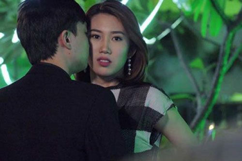 Anh trai chồng đi xuất khẩu lao động 2 năm mới về, nhưng vừa bước chân vào nhà đã ngã quỵ khi nhìn lên bàn thờ, đằng sau là bao toan tính của chị dâu