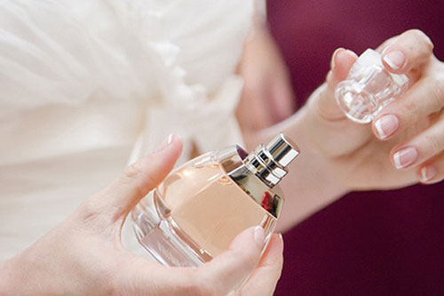 Sai lầm nghiêm trọng khi sử dụng nước hoa bạn phải dừng ngay