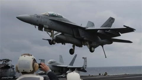 F/A-18E/F gap van de khi giup suc F-35C dang yeu