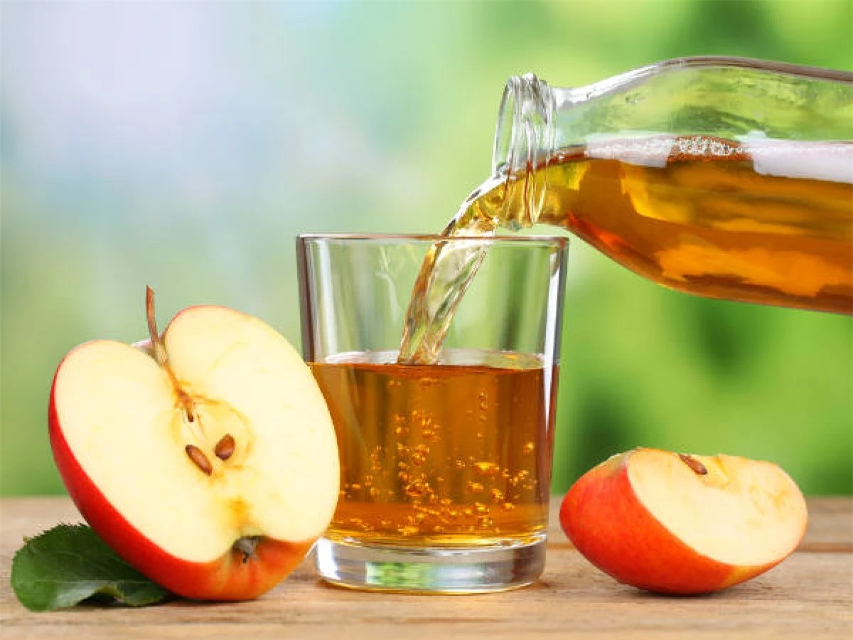 Giấm táo: Giấm táo chứa axit tartaric và các chất hỗ trợ tiêu hóa, giúp đẩy nhanh quá trình phân hóa chất béo và protein, từ đó giúp ngăn trào ngược và ợ nóng.