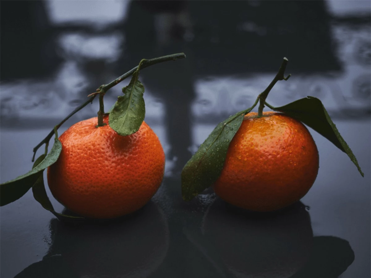 Cam: Hàm lượng vitamin C có trong cam có tác dụng ngăn ngừa các triệu chứng cảm lạnh và viêm đường hô hấp. Các chất chống oxy hóa trong cam cũng giúp giảm nguy cơ mắc các chứng viêm như viêm khớp dạng thấp.