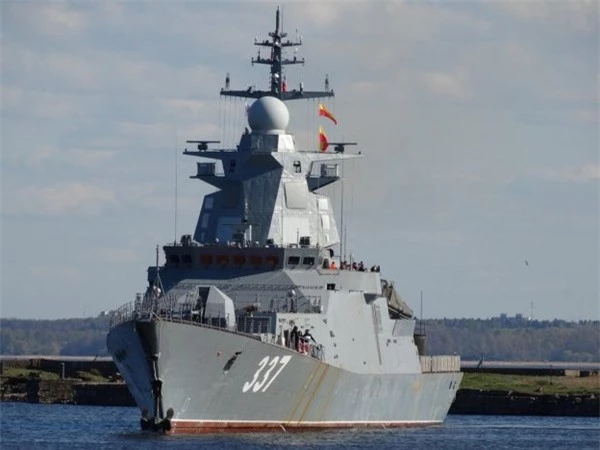 Gremyashchy - Dự án 20385 là phiên bản nâng cấp từ lớp khinh hạm Steregushchy - Dự án 20380 với sự gia tăng đáng kể cả về hỏa lực chống tàu mặt nước lẫn phòng không. Nền tảng tàu hộ vệ tên lửa tàng hình 2.000 tấn lớp Steregushchy được xác định sẽ giữ vai trò xương sống của lực lượng tác chiến gần bờ Hải quân Nga trong những năm đầu thế kỷ 21.