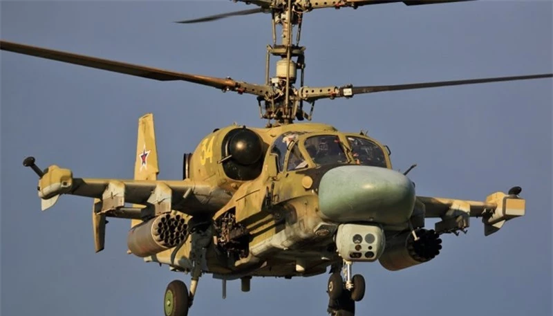 Trang bị mới của Ka-52 đã được trang We Are The Mighty của Mỹ đánh giá rất cao khi so với Apache. Theo báo Mỹ, AH-64 Apache từng là trực thăng tấn công hàng đầu thế giới nhưng đang bị Ka-52 của Nga soán ngôi.