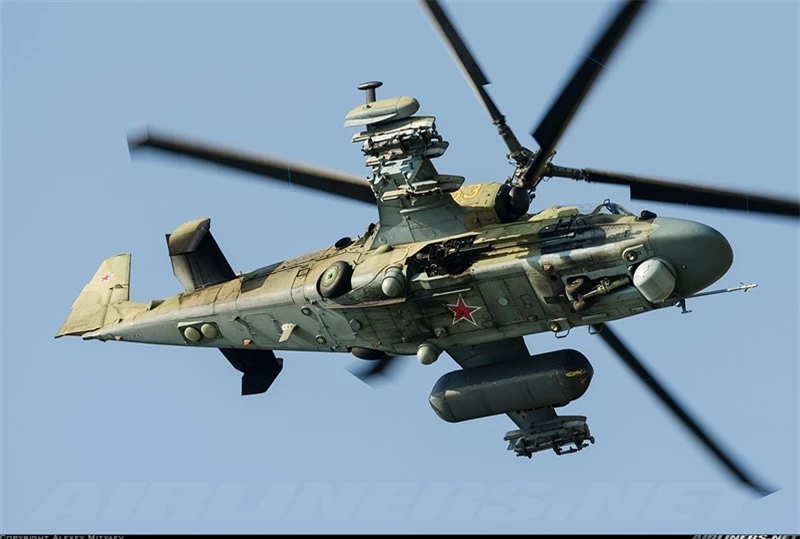 Ka-52 có thể bay với tốc độ tối đa 300km/h, trần bay tới 5.500m, tầm bay đến 1110 km. Trực thăng Nga được trang bị một số loại tên lửa chống tăng có điều khiển, tên lửa không đối không, rocket tấn công mặt đất 80 mm và pháo tự động tốc độ cao 30 mm.