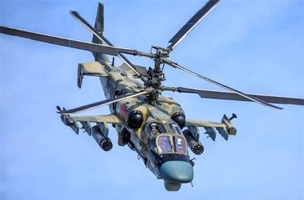 Đặc biệt, Ka-52 có thể trở thành sát thủ diệt hạm khi chúng được trang bị tên lửa Kh-35 Uran. Phát triển sau Apache, trực thăng Ka-52 có những tính năng kỹ chiến thuật tốt hơn Apache hoặc các máy bay trực thăng tấn công khác.