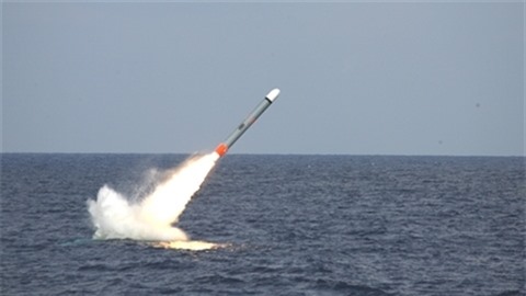 Theo nguồn tin này, hệ thống tên lửa chống hạm tầm xa được đưa vào trang bị là phiên bản sửa đổi của Tomahawk (chuyên đánh mục tiêu cố định trên mặt đất) có khả năng tấn công mục tiêu động như tàu thuyền trên biển. \