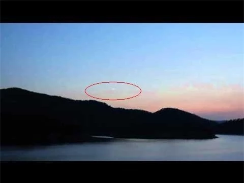 Trước đó, vào ngày 8/01/2012, theo Proper Gander Saul, hàng trăm công nhân đã chứng kiến một UFO bay phía trên khu vực hồ bí ẩn nổi tiếng này. Họ cho biết đã từng nhìn thấy nó hạ cánh ngay phía sau núi, theo sau đó là những tiếng động lớn trên mặt đất.