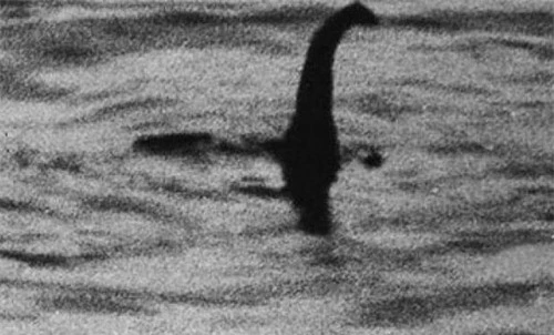 Bí ẩn và huyền thoại của quái vật hồ Loch Ness đã không có lời giải trong nhiều năm qua. Tờ Daily Mail lần đầu tiên đưa tin về \