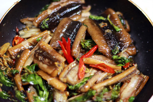 Ăn lươn xào dễ gặp họa nếu không được chế biến đúng cách