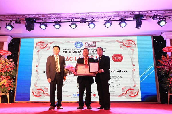 Anh hùng Lao động Hoàng Đức Thảo (giữa) Liên minh Kỷ lục thế giới (WorldKings) và Trung ương Hội Kỷ lục gia Việt Nam (VietKings) đã trao tặng kỷ lục cá nhân về khoa học công nghệ