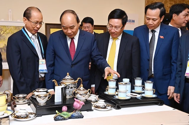 Những sản phẩm cao cấp của gốm sứ Minh Long I được trưng bày trong khuôn khổ sự kiện Hội nghị Cấp cao ASEAN 2020 tại Trung tâm Hội nghị Quốc tế (Ba Đình, TP.Hà Nội).
