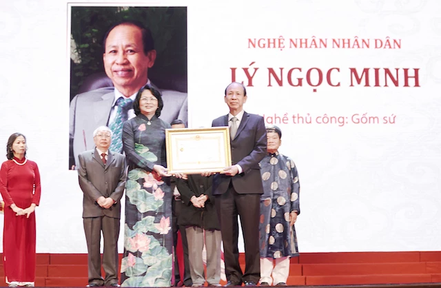Ông Lý Ngọc Minh – TGĐ Công ty gốm sứ Minh Long I vừa nhận danh hiệu nghệ nhân nhân dân.