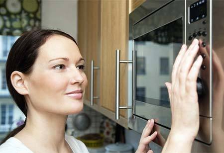 Đứng gần lò vi sóng đang hoạt động có an toàn?