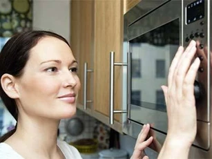 Đứng gần lò vi sóng đang hoạt động có an toàn?