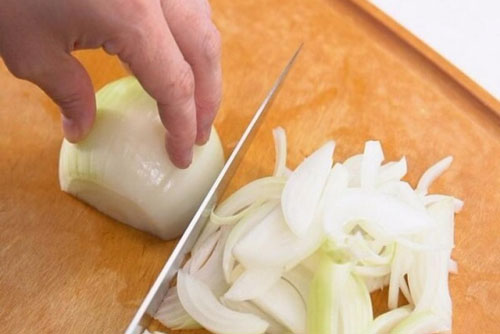 9 mẹo vặt giúp không cay mắt khi thái hành tây