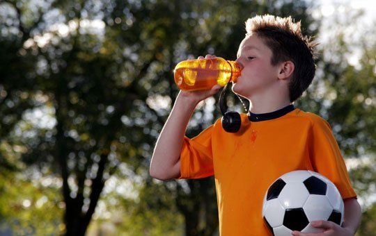 Nước ngọt có ga làm hại tim và mắt