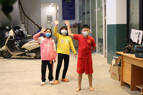 Nhiều học sinh tiểu học Xuân Phương vỡ òa niềm vui khi hoàn thành cách ly, về nhà ăn Tết