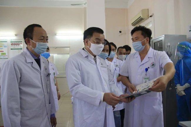 Chủ tịch UBND TP.Hà Nội Chu Ngọc Anh kiểm tra công tác phòng chống dịch tại bệnh viện.