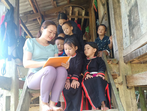 Ấm lòng Tết xa quê của giáo viên cắm bản