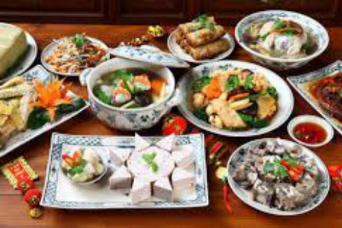 Vợ “vắt chân lên cổ” làm cỗ cúng trưa 30 Tết thì bị chồng chê “không bằng vợ hàng xóm”, tức thì tiếng nói từ cổng vọng vào khiến anh ta "xám mặt"