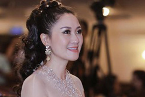 Kì lạ chuyện có chồng nhưng không chịu cưới của hoa hậu tuổi Sửu đình đám một thời