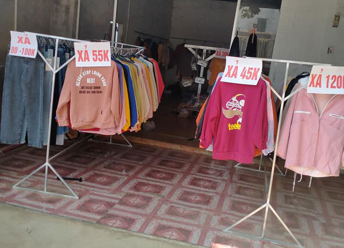 Dồn hết tiết kiệm buôn quần áo, lỗ nặng phải bán vàng cưới để sắm Tết