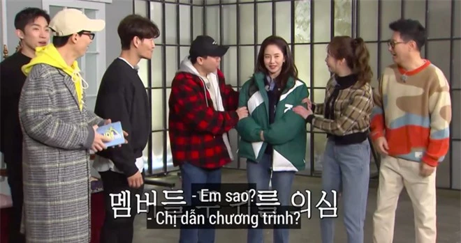 Các thành viên Running Man ngỡ ngàng khi nghe tin Song Ji Hyo cũng làm MC lễ cưới - Ảnh 4.