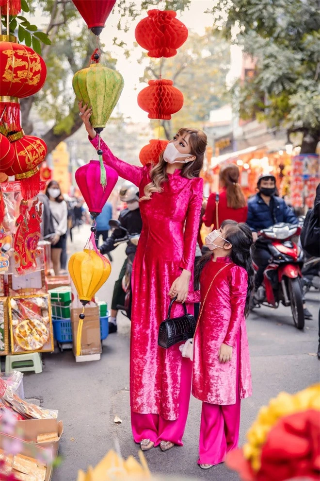 Maya đeo khẩu trang, cùng con gái đi dạo phố dịp cuối năm - Ảnh 3.