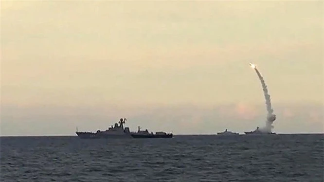 Như vậy, đây là lần đầu tiên kể từ năm 2015 khi Nga lần đầu phóng Kalibr tấn công phiến quân tại Syria, Moskva mới dùng Kalibr-NK cho nhiệm vụ diệt hạm trong một cuộc tập trận.