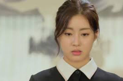 Đi sắm Tết về thấy con gái bò dưới sàn khóc ngằn ngặt, mẹ chồng vẫn dửng dưng xem livestream săn sale, tôi ôm con bỏ đi khiến chồng tái mặt