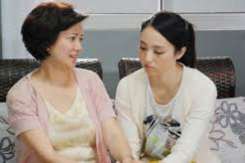 Tôi và em gái cùng về biếu quà Tết mà không ngờ bố tôi lại thủng thẳng nói một câu làm tôi muối mặt