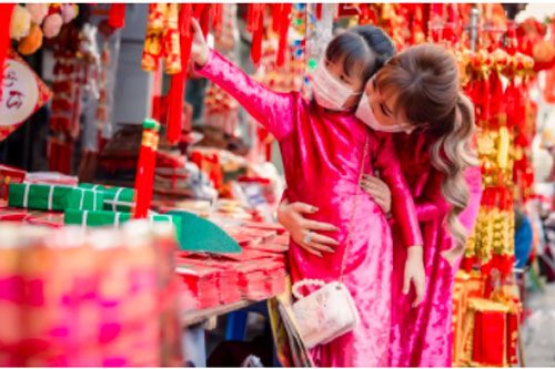 Maya đeo khẩu trang, cùng con gái đi dạo phố dịp cuối năm