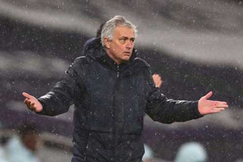 Mourinho ví von Tottenham đá như 'mèo và chuột'
