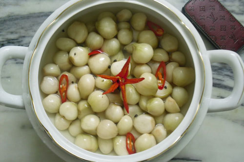 Những người không nên ăn hành muối ngày Tết