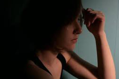 Đêm Giao Thừa, chưa kịp cúng mà chồng đã ôm gà lễ gặm lấy gặm để trong tiếng khóc lặng của tôi