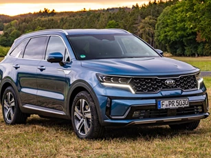 Hyundai Santa Fe kém xa Kia Sorento về doanh số