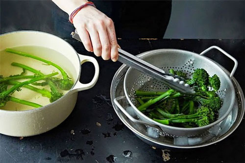 Chế biến rau kiểu này vừa mất hết chất, vừa dễ gây ung thư