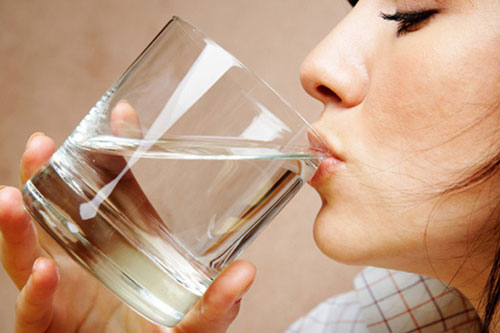 Uống nước ngay sau khi ngủ dậy: Tốt hay xấu?