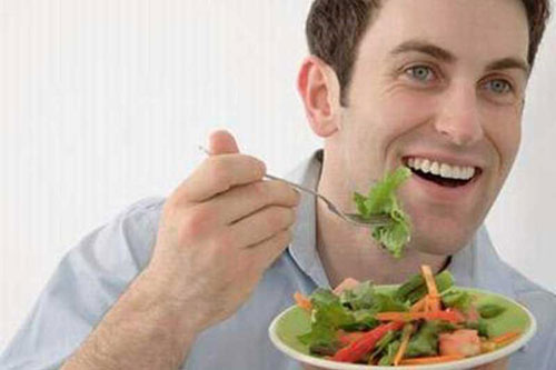 Nên và không nên ăn gì trước khi uống rượu?