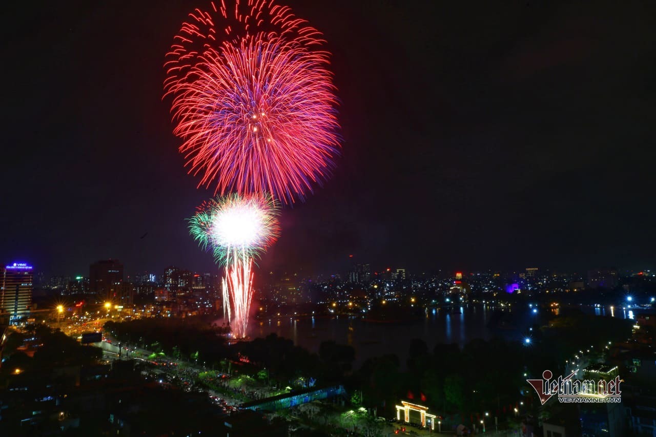 Cận cảnh màn bắn pháo hoa chào mừng năm mới Tân Sửu 2021 ở Hà Nội