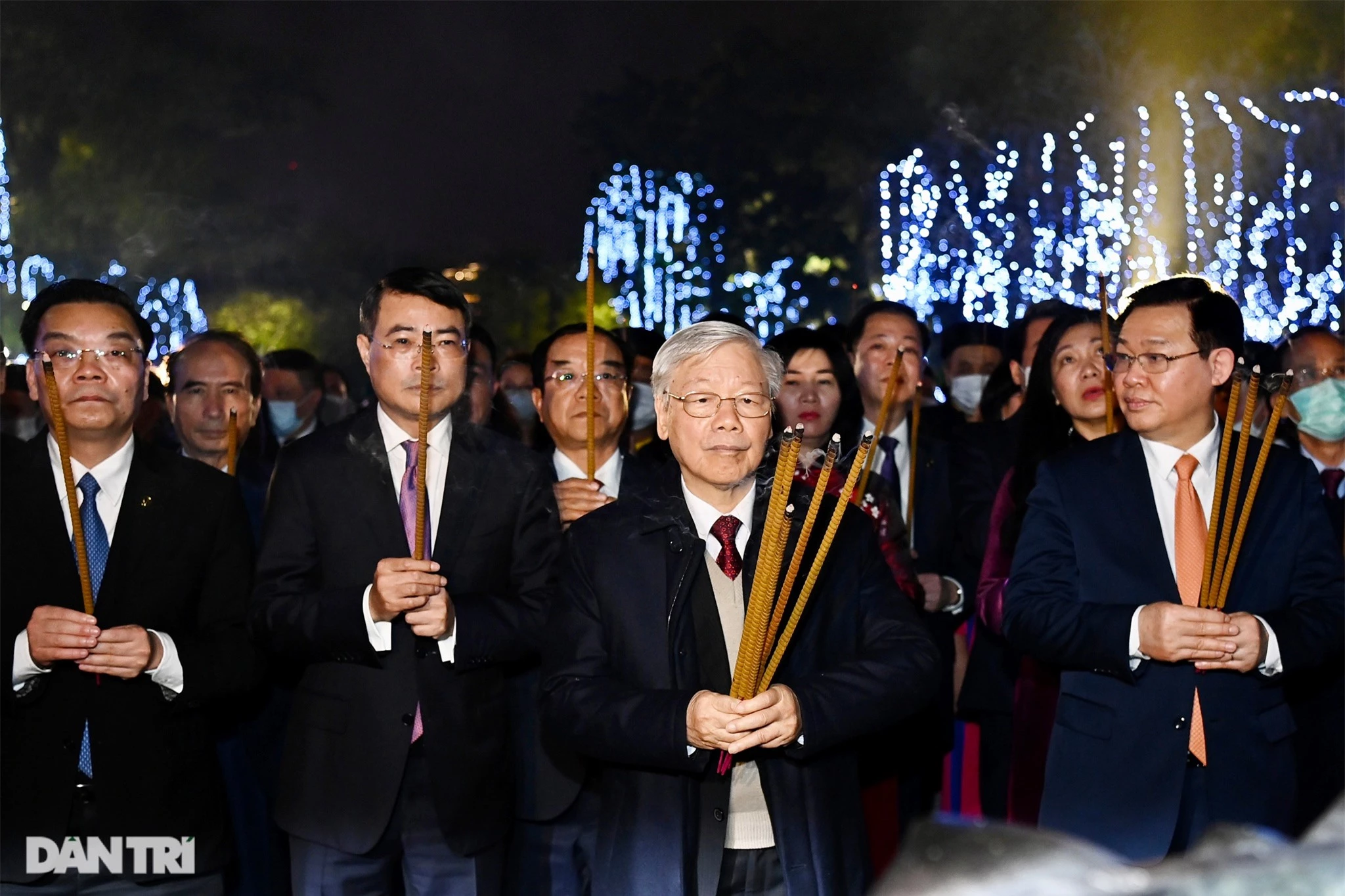 Tổng Bí thư, Chủ tịch nước chúc Tết nhân dân thủ đô bên Hồ Gươm - 3